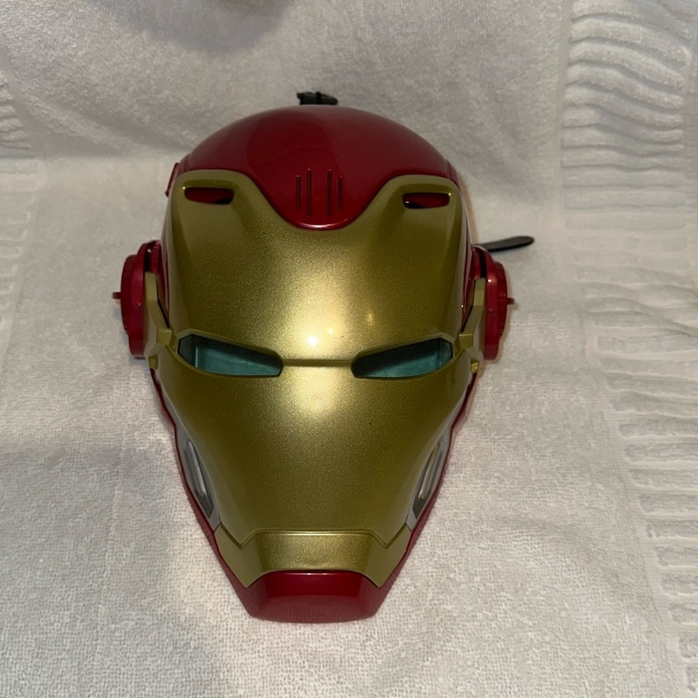 DISNEYPARKS MARVEL EXCLUSIVE- IRON MAN MASK COLLECTORS ITEM